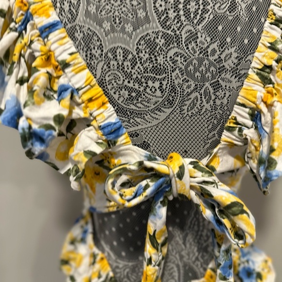 Francesca’s Womens Sz: L Floral. Flutter Sleeve. Tie Back. Peplum Top. Open back - Picture 9 of 12